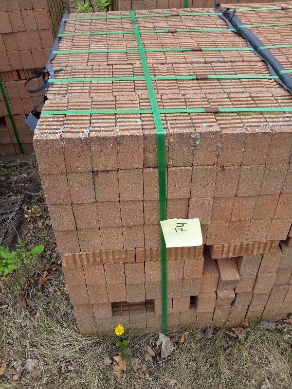 lot 7U image: 500 Brick.. Light colored brown, 3 finished sides