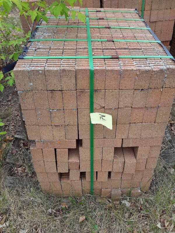 lot 7V image: 500 Brick.. Light colored brown, 3 finished sides