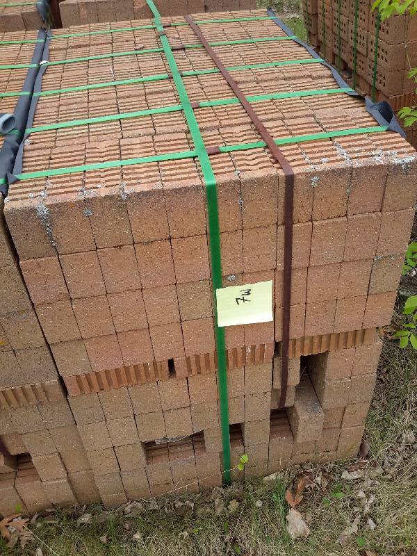 lot 7W image: 500 Brick.. Light colored brown, 3 finished sides