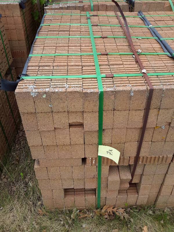 lot 7X image: 500 Brick.. Light colored brown, 3 finished sides