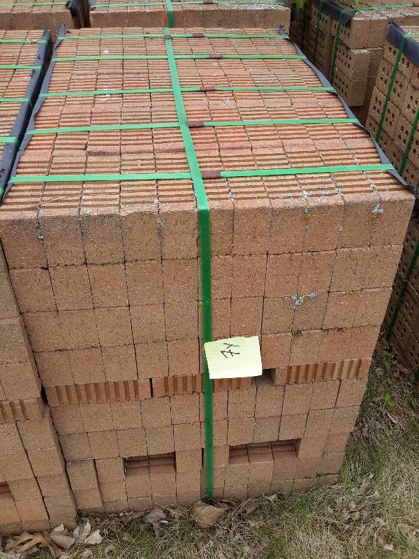 lot 7Y image: 500 Brick.. Light colored brown, 3 finished sides