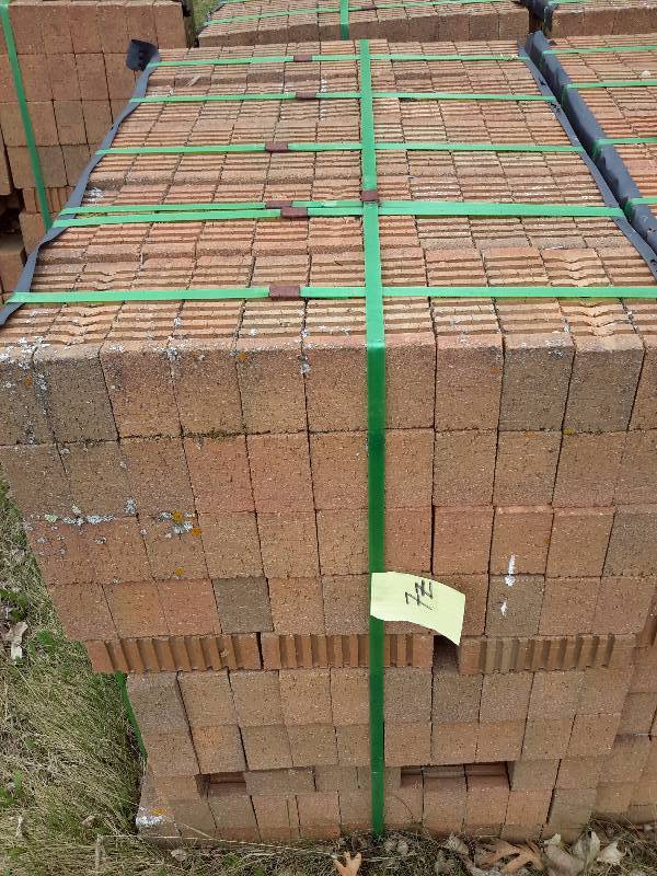lot 7Z image: 500 Brick.. Light colored brown, 3 finished sides