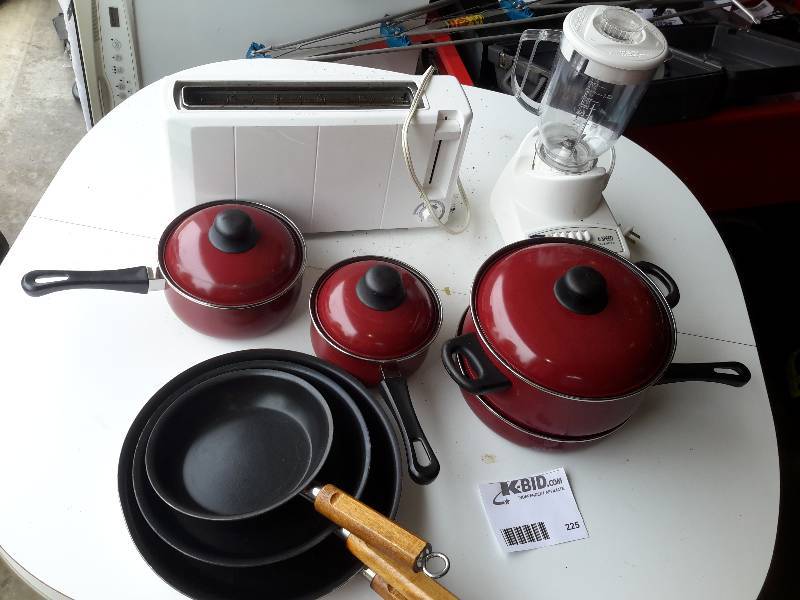 lot 225 image: Set of Pots and Pans, Frying pans, Bagel Toaster
