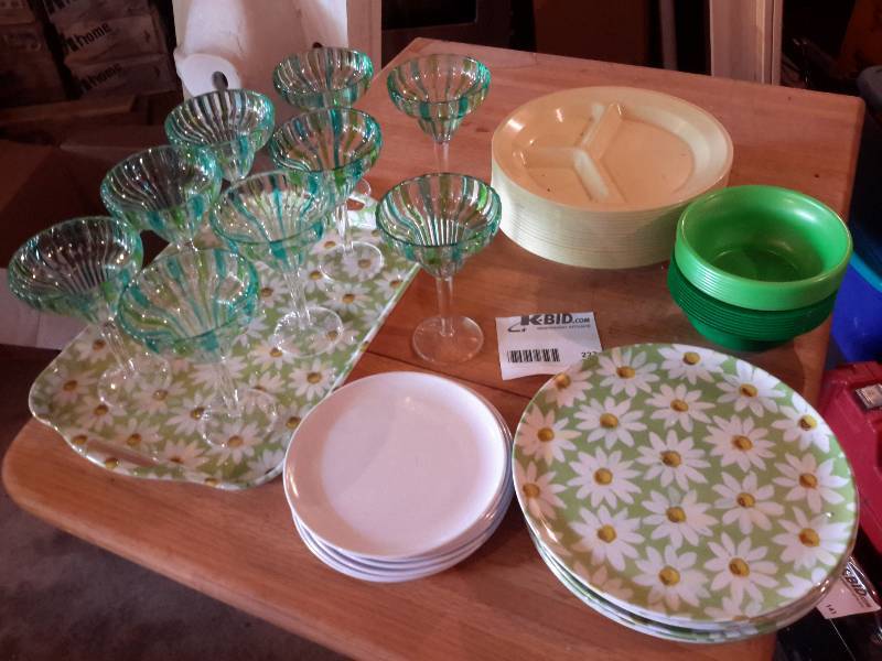 lot 227 image: Nice Plastic Daisy patterned plates.. 9 Margarita Glasses (plastic)..