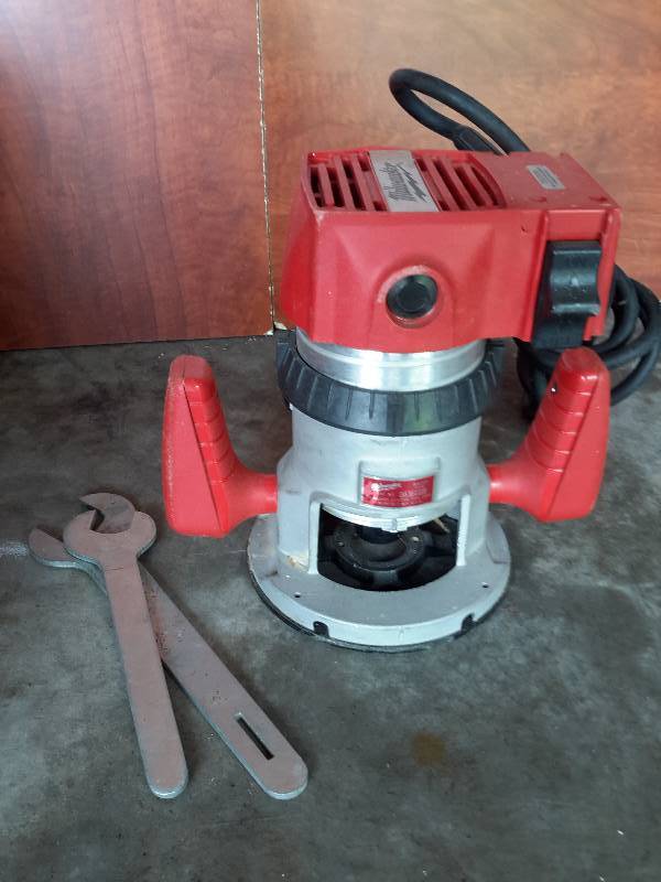 lot 71 image: Milwaukee, Router Base