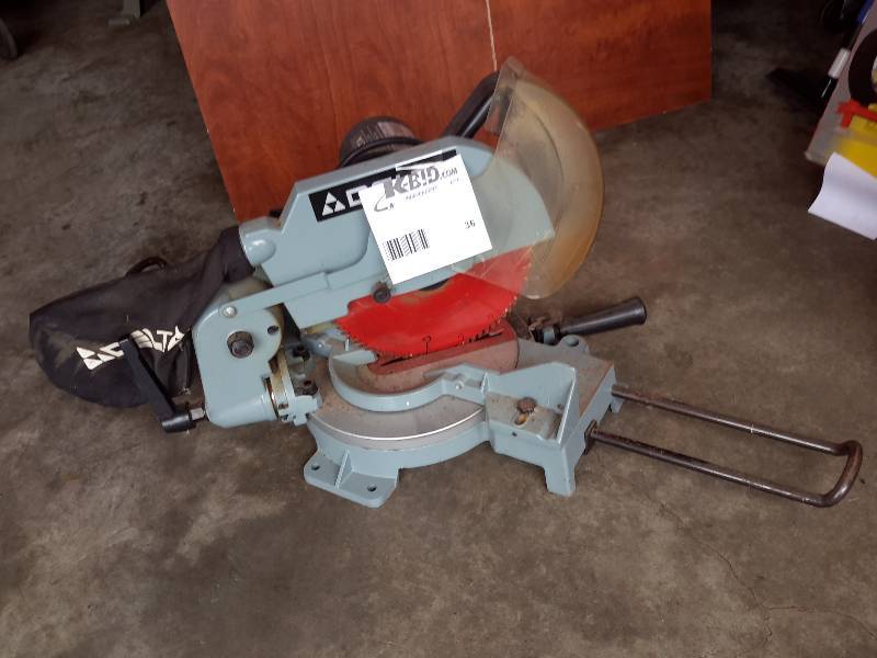 lot 36 image: Delta Model 36-220 10 in Compound Miter Saw