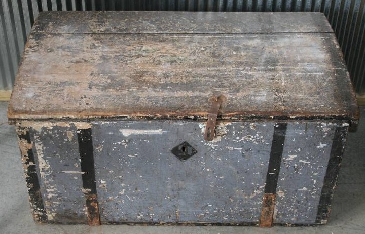 lot 50 image: Vintage Wooden Chest