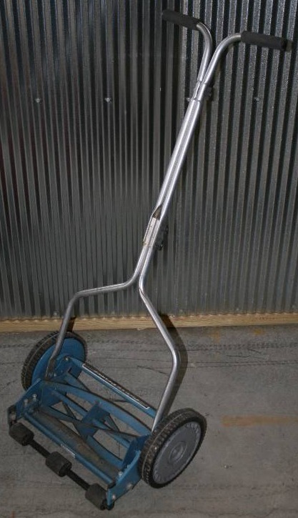 lot 65 image: Manual Cut Push Mower