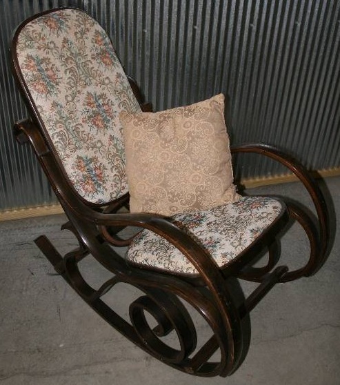 lot 66 image: Rocking Chair