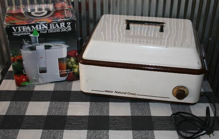 lot 72 image: Juicer and Electric Roaster