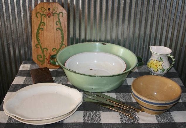 lot 108 image: Misc Vintage Kitchenwares