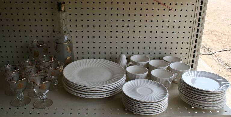 lot 120 image: Dishware