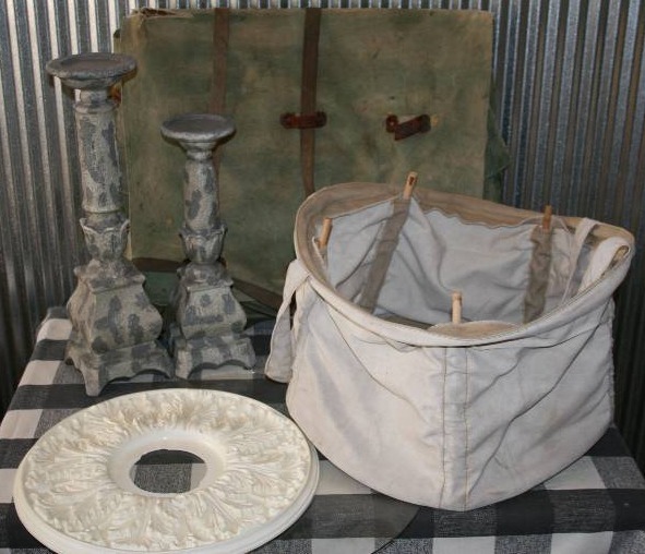 lot 122 image: Home Dcor and Vintage Bags