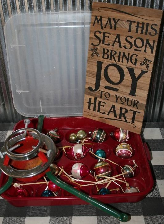 lot 131 image: Holiday Lot