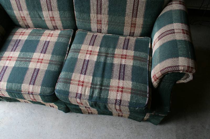 lot 5 image: Loveseat
