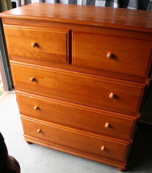 lot 6 image: Dresser