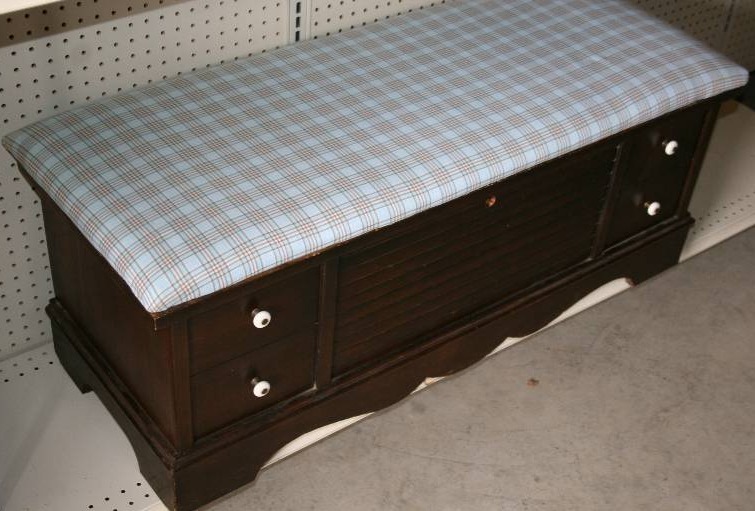 lot 9 image: Hope Chest
