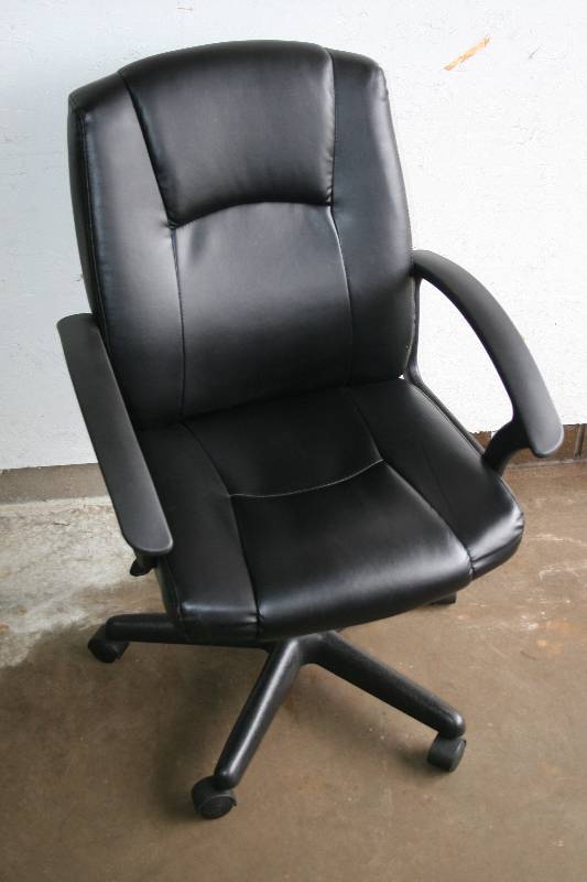 lot 25 image: Office Chair