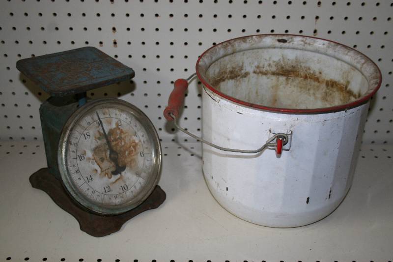 lot 146 image: Vintage Scale and Enamel Bucket