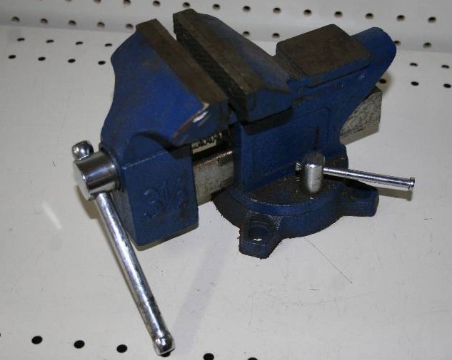 lot 147 image: Vise