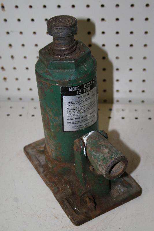 lot 159 image: 12 Ton Bottle Jack