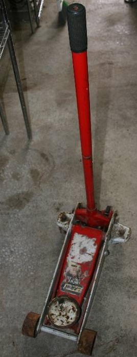 lot 164 image: Floor Jack