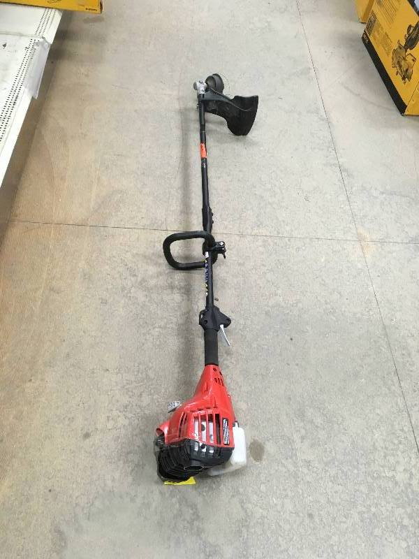 lot 101 image: Homelite weed eater 26cc Gas Powered 17 in. Straight Shaft used in working condition
