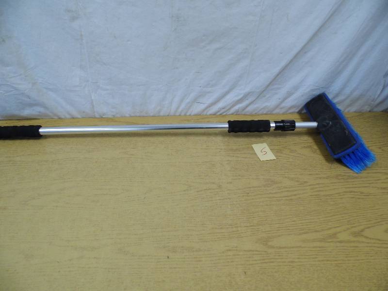 lot 5 image: Expandable Wash Brush