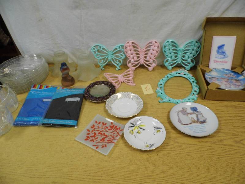 lot 15 image: Snack Set - Decor