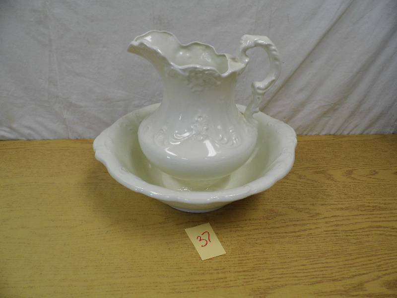 lot 37 image: Pitcher w Bowl