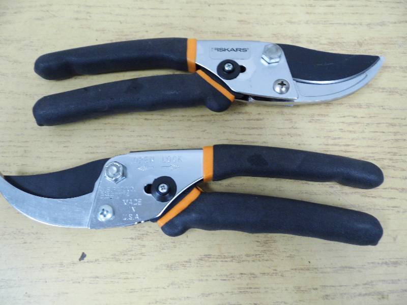 lot 68 image: 2 Pair of Fiskars Bypass Cutters