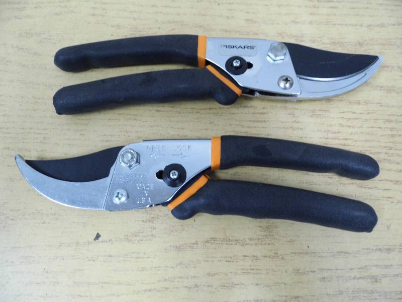 lot 69 image: 2 Pair of Fiskars Bypass Cutters