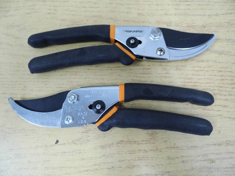 lot 70 image: 2 Pair of Fiskars Bypass Cutters