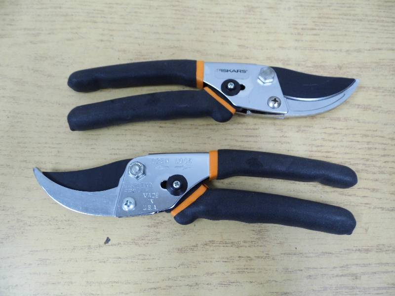 lot 72 image: 2 Pair of Fiskars Bypass Cutters