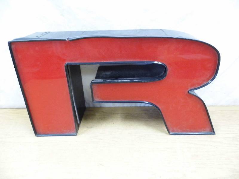 lot 84 image: LED Light Can - R