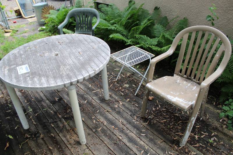 Patio Furniture - Chair, Side Table, Round Umbrella Table w Glass Top