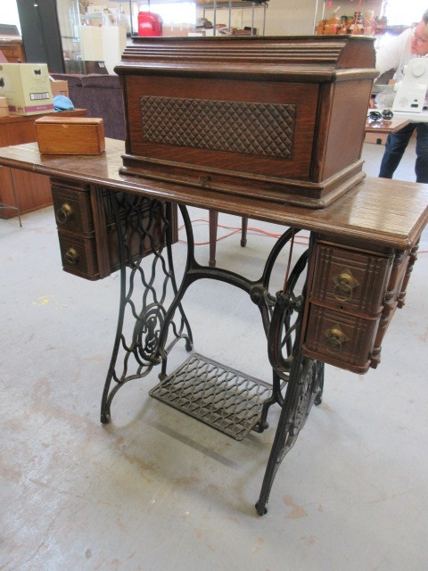 lot 501 image: ANTIQUE SINGER TREADLE SEWING MACHINE