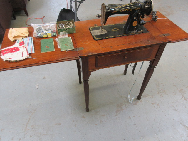lot 502 image: VINTAGE SINGER ELECTRIC SEWING MACHINE