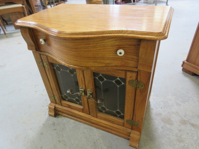 lot 521 image: PULASKI KEEPSAKES LIGHT-UP END TABLE