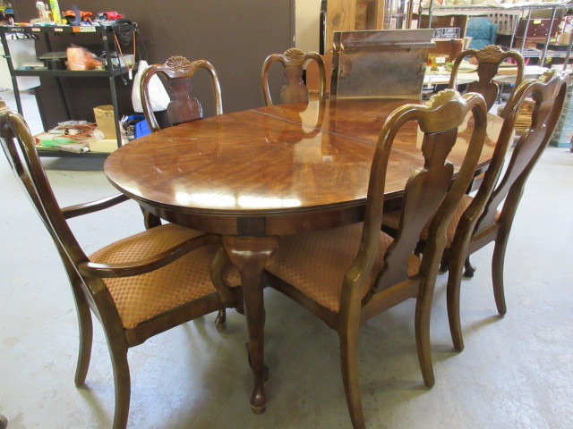 lot 523 image: DINING TABLE AND CHAIRS