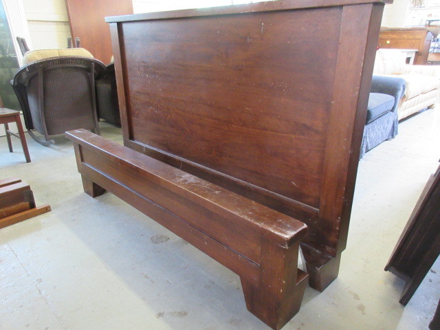 lot 539 image: WOODEN QUEEN SIZE BED