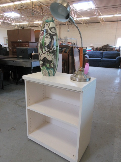 lot 541 image: TABLE WITH SHELF, VASE AND LAMP