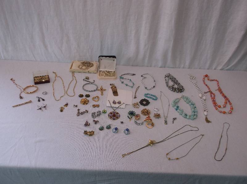 lot 7 image: Jewelry