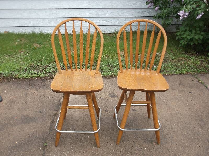 lot 15 image: Bar Stools