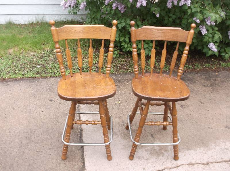 lot 16 image: Bar Stools