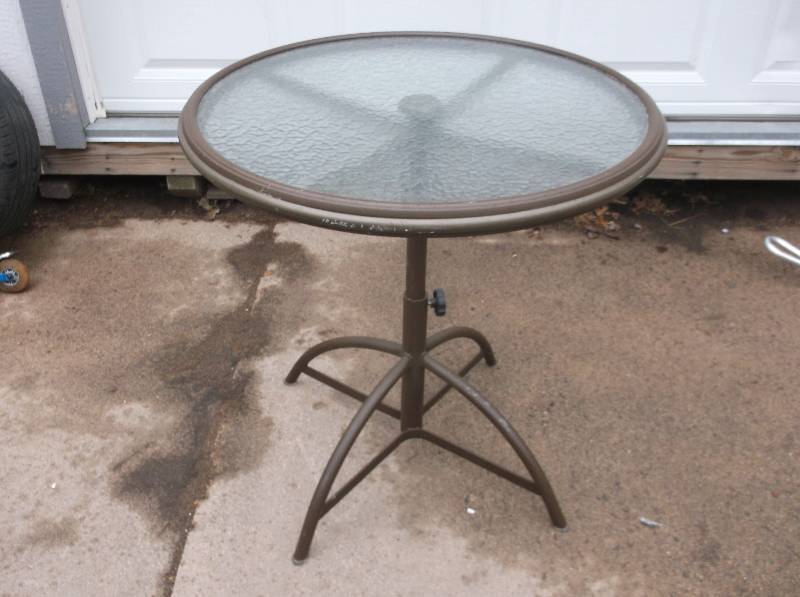 lot 17 image: Table