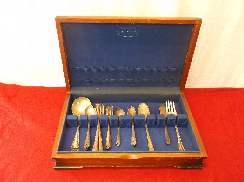 lot 32 image: Silverware Set