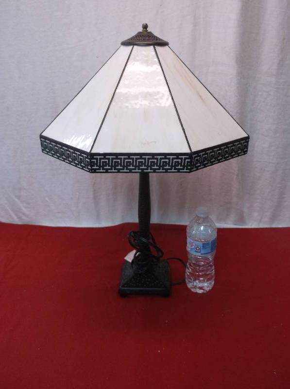 lot 53 image: Lamp