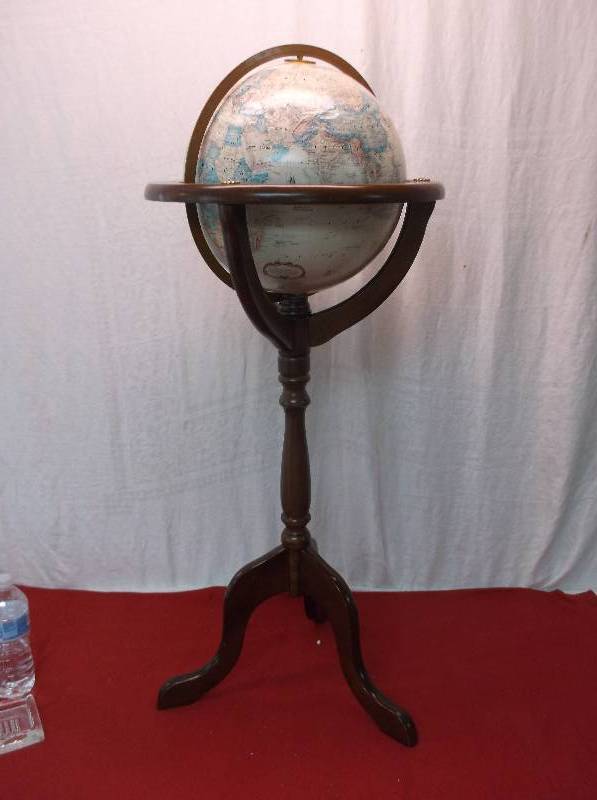 lot 71 image: World Globe