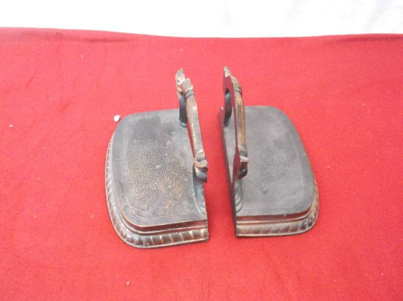 lot 72 image: Bookends